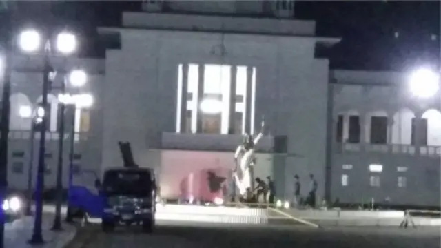 ইসলামপন্থীদের চাপের মুখে সুপ্রিম কোর্ট প্রাঙ্গন থেকে ভাস্কর্যটি সরিয়ে নেয়া হয়