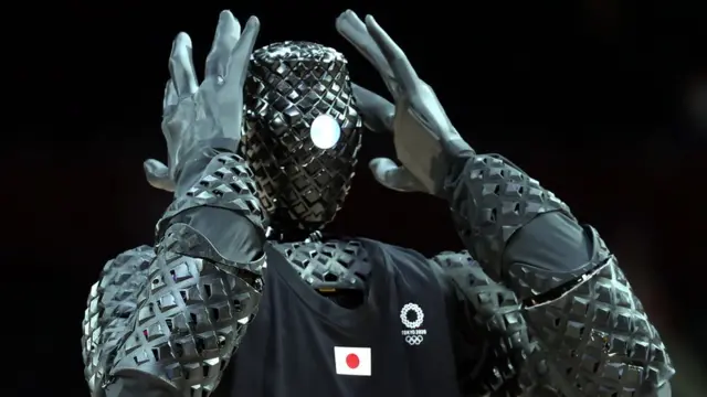 क्यू नाम का रोबोट जो बास्केटबॉल खेल सकता है