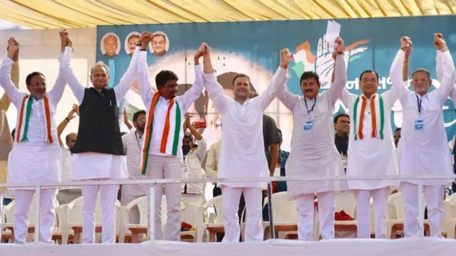 ગુજરાત કોંગ્રેસના નેતાઓ સાથે પક્ષપ્રમુખ રાજીવ ગાંધીનો ફાઈલ ફોટોગ્રાફ