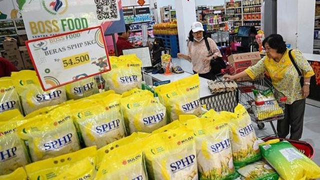 Pengunjung membeli beras program Stabilisasi Harga dan Pasokan Pangan (SPHP) di salah satu pusat perbelanjaan di Jakarta, Senin (19/2/2024).