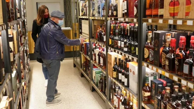 Una tienda con clientes en Alemania