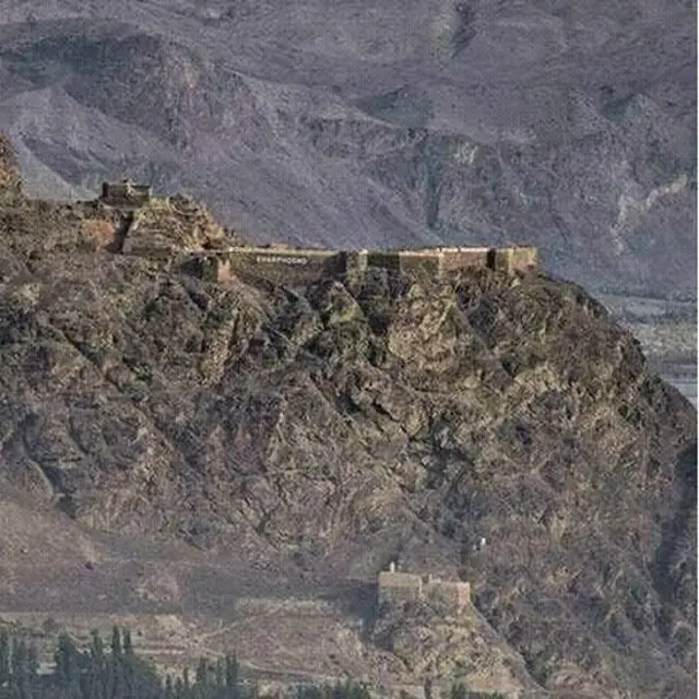 پہاڑی کے ٹاپ پہ کھرپوچو فورٹ نیجے مغل مغل شہزادی کا بنوایا محل مندوق کھر دونوں نظر آرہا ہے