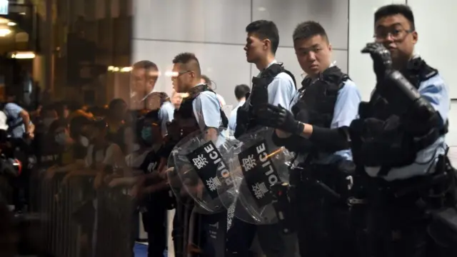 防暴警察在香港警察总部外站岗(21/6/2019)