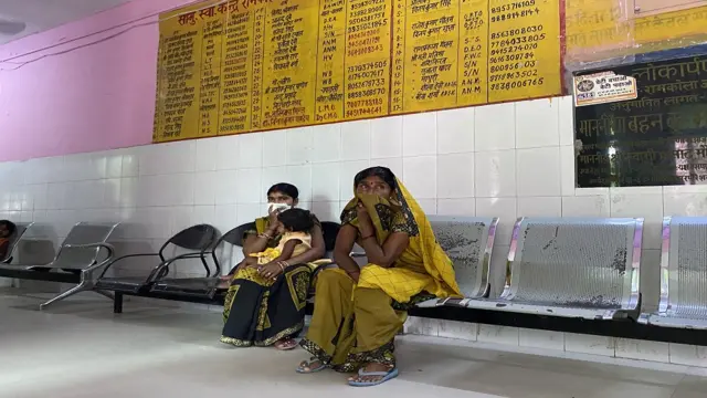 रामकोला सामुदायिक स्वास्थ्य केंद्र में बिना मास्क के बैठे मरीज़