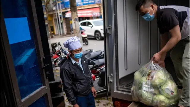 Thực phẩm quyên góp được hỗ trợ cho người dân sống trong khu vực bị cách ly ở đường Trúc Bạch (Hà Nội)