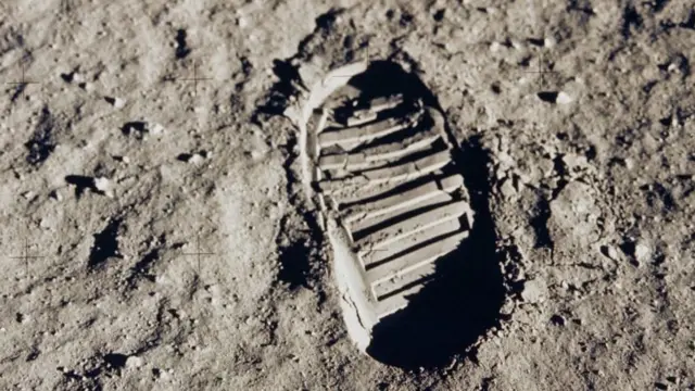 首个踏上月球的美国太空人尼尔·阿姆斯特朗（Neil Armstrong；岩士唐）留下的脚印。