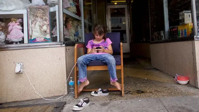 menina acessa a internet