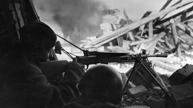 Советский пулеметный расчет в Сталинграде, январь 1943 года