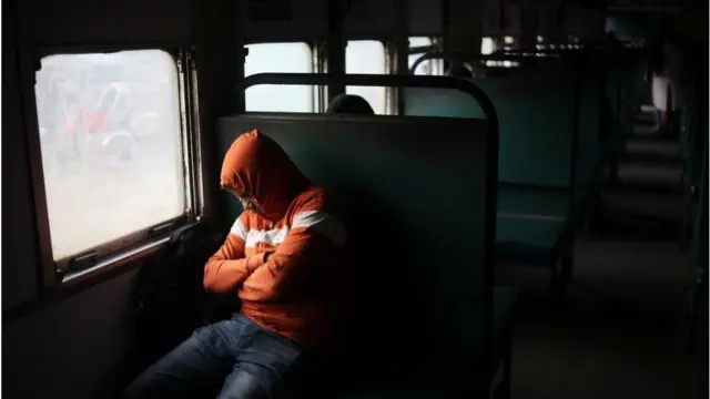 ট্রেনে ছোড়া ঢিলে যাত্রী নিহতের ঘটনা ঘটেছে