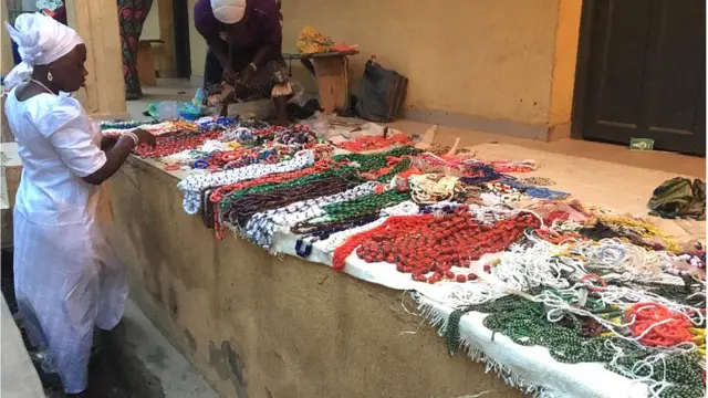 Obinrin to n ta ilẹkẹ