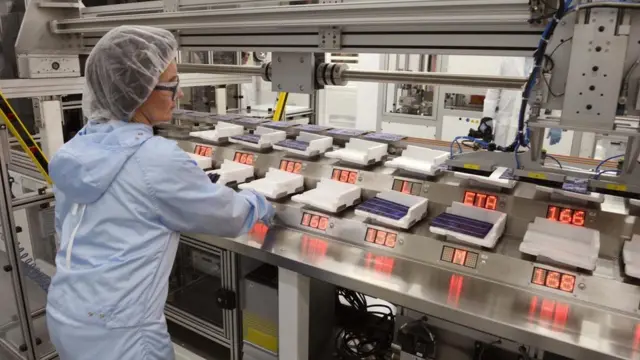 أصبحت الألواح الشمسية أكثر انتشارا ووفرة من أي وقت مضى، نظرا لانخفاض تكاليف إنتاجها في العقود الماضية