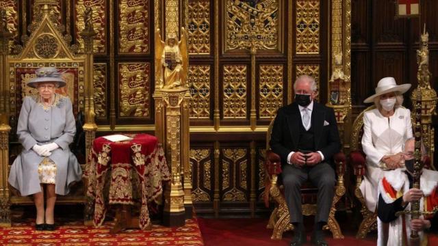 Королева, принц Чарльз и Камилла в палате лордов в мае прошлого года
