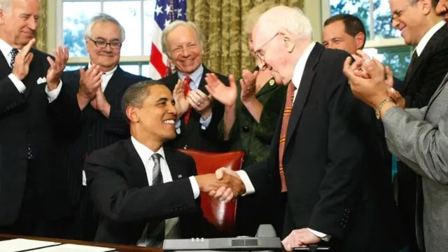 फ्रैंक कामेनी और तत्कालीन राष्ट्रपति बराक ओबामा