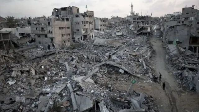 ২০১৪ সালে গাজা যুদ্ধের বোমা মেরে উড়িয়ে দেয়া ফিলিস্তিনিদের ঘরবাড়ি।