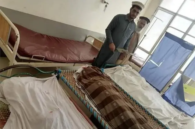 Jenazah perempuan yang tewas dalam serangan itu terlihat tertutup kain