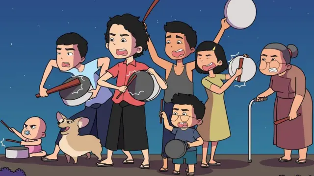 ภาพคนในครอบครัวออกมาเคาะหม้อและกระทะ