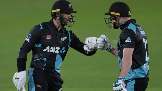 डेवन कॉनवे और ग्लेन फिलिप्स