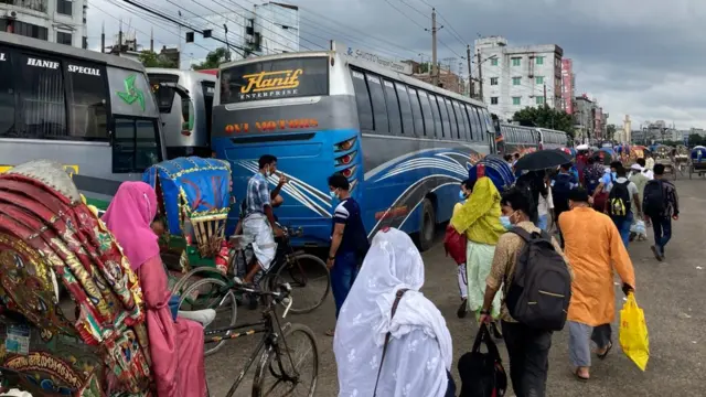 গাবতলী এলাকা দিয়ে ঢাকায় প্রবেশের পর মানুষের একমাত্র যাতায়াতের বাহন ছিল রিকশা