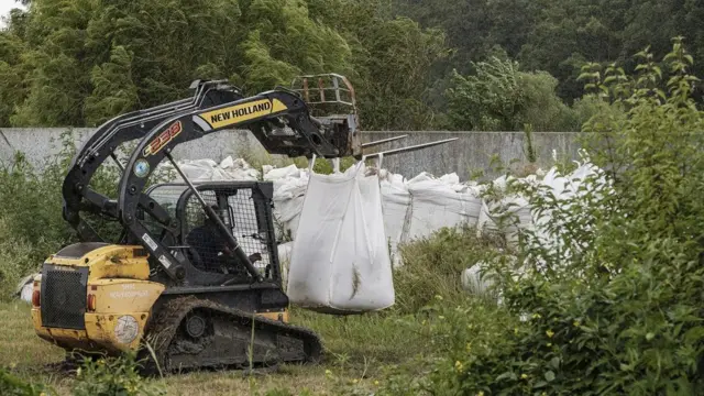 مقام های لوئیزیانا با چیدن کیسه های شن برای توفان آماده می شوند