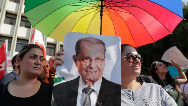 متظاهرون يخرجون تأييدا للرئيس اللبناني نيشال عون