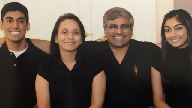 தனது குடும்பத்தினருடன் சேதுராமன்