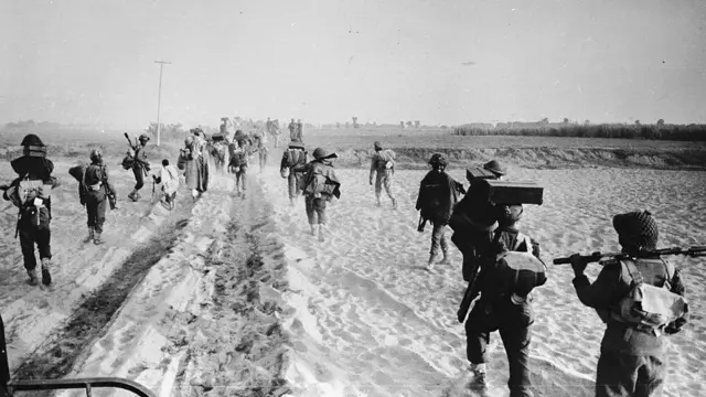 1971च्या यु्द्धादरम्यान भारतीय सैन्य पूर्व पाकिस्तानच्या दिशेने जाताना