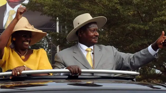 Prezida Yoweri Museveni n'umutambukanyi wiwe Janet Museveni