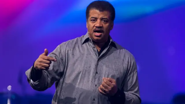 Neil deGrasse Tyson dando una conferencia.