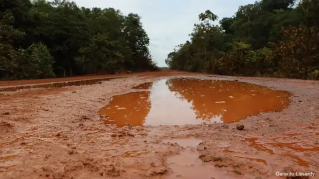 Estrada em Oiapoque tem grande área de terra, com poças causadas pela chuva e por buracos