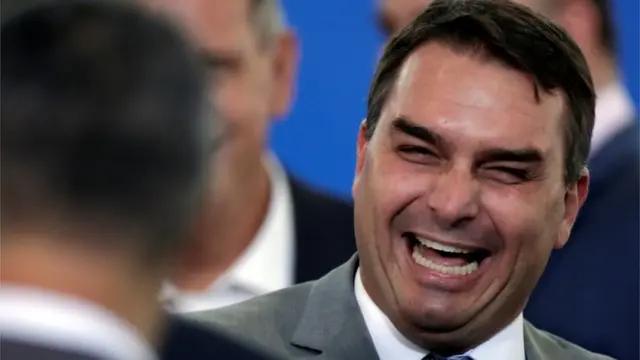 Flávio Bolsonaro sorrindo