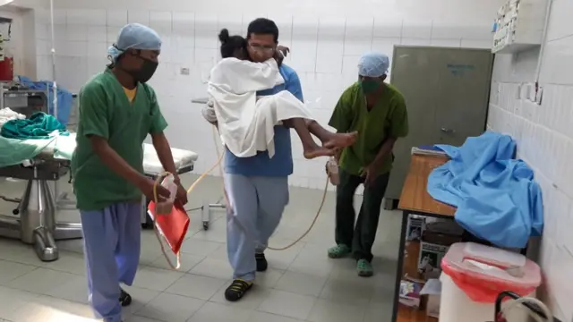 बिरामीको उपचार गदै