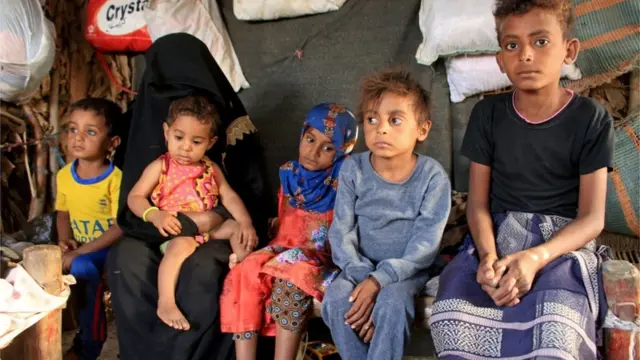 سيدة يمنية وأطفالها