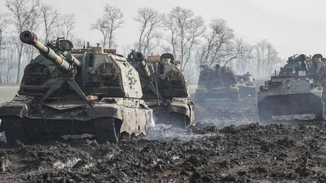 รถถังหุ้มเกราะของรัสเซียเข้าประจำการในภูมิภาครอสตอฟ ใกล้แนวพรมแดนด้านที่ติดกับยูเครน
