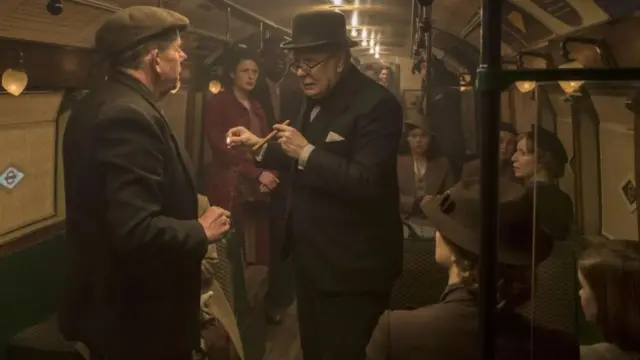 Čak i biografski filmovi nagrađeni Oskarom mogu imati apsurdne delove - na primer čuvena scena iz londonskog metora u filmu "Najmračniji čas" iz 2017.