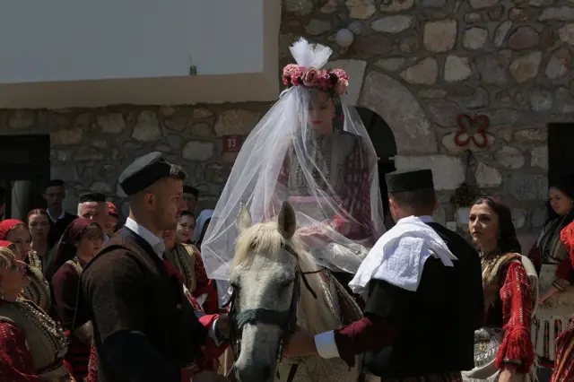 Nakon što se hodajući unatraške oprostila od kućnog praga i uz pomoć kuma i devera popela na konja, velom prekrivena nevesta uz zvuke tupana i zurli zauvek napušta roditeljski dom.