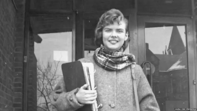 1957 ਵਿੱਚ ਟੋਰੰਟੋ ਯੂਨੀਵਰਸਿਟੀ ਵਿੱਚ ਵਾਇਰਾ