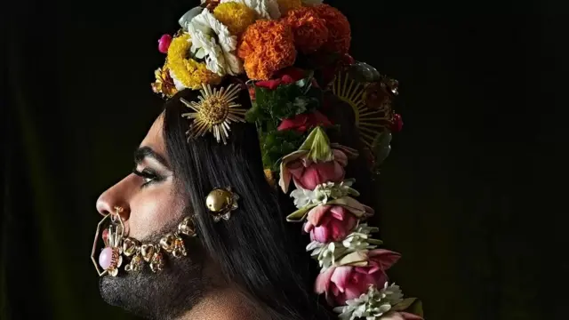 أطلقت مصممة الأزياء شوبيكا شارما، مجموعة مجوهرات بالتعاون مع الناشط ألوك فايد-مينون، الذي يعتبر نفسه (جنس ثالث)