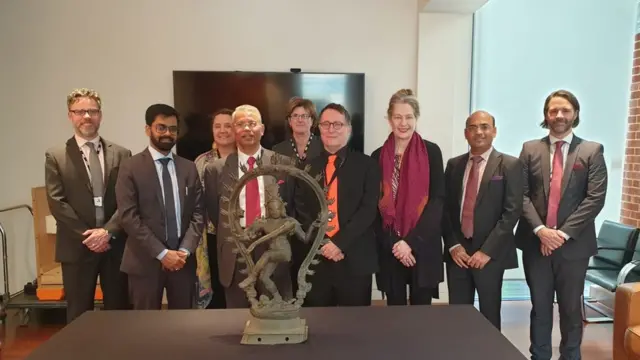 கல்லிடைக்குறிச்சி நடராஜர் சிலை கான்பெர்ராவில் உள்ள இந்தியத் தூதரகத்திடம் ஒப்படைக்கப்பட்டபோது எடுத்தபடம்