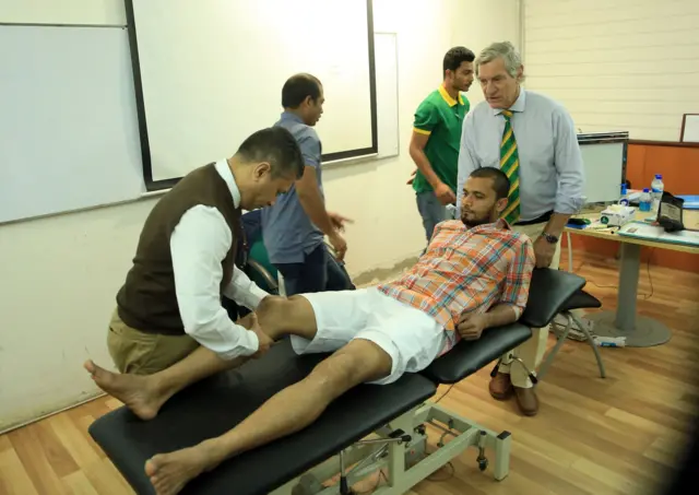 মাশরাফি বিন মর্তুজাকে চিকিৎসা দিচ্ছেন ডেভিড ইয়াং