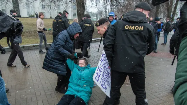 ОМОН задерживает участницу протеста в Минске