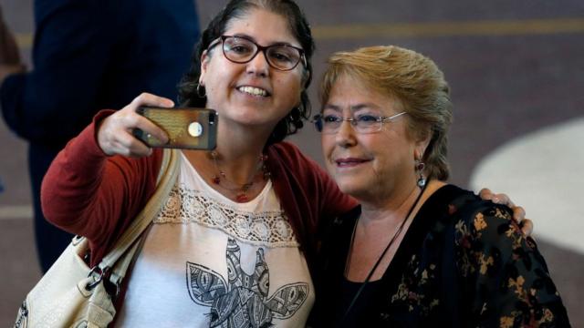 Una simpatizante se toma una foto con la presidenta Michelle Bachelet.