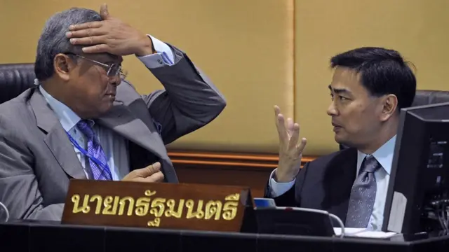 สุเทพ เทือกสุบรรณ (ซ้าย) ถูกยกให้เป็น "ผู้จัดการรัฐบาล" หลังประสานให้เกิดการพลิกขั้วการเมือง-ส่ง อภิสิทธิ์ เป็นนายกฯ ได้สำเร็จเมื่อปี 2551