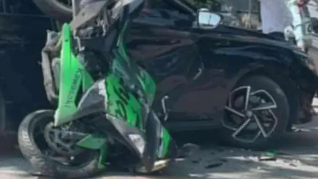 တက္ကသိုလ်ပရဝုဏ်အတွင်း တိုက်မိခဲ့တဲ့ အသက် ၄၀ အရွယ် ထိုင်းယာဥ်မောင်းရဲ့ကား နဲ့ ကိုမင်းဘုန်းစစ် ဆိုင်ကယ်အခြေအနေ