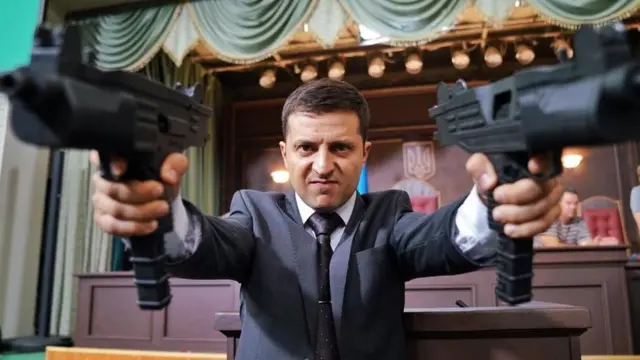 В одному з епізодів серіалу герой Зеленського "розстрілював" депутатів