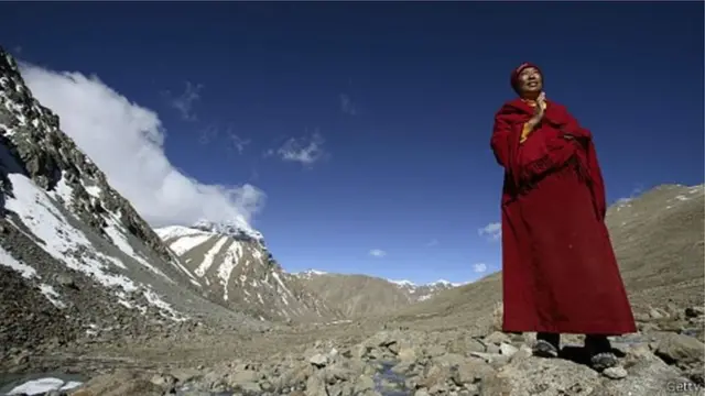 ඉන්දියානු බෞද්ධ සහ හින්දු වන්දනාකරුවෝ චීන දේශ සීමාව ඔස්සේ ටිබෙට් පුදබිම් කරා යති