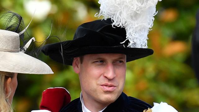 威廉王子身穿深蓝色天鹅绒长披风，出席嘉德勋章授勋盛典。
