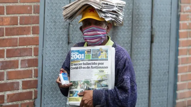 Vendedor de periódicos en Venezuela.
