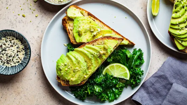 Кусок хлеба с авокадо и капустой