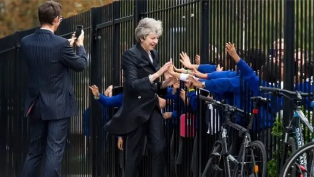 Bà Theresa May gặp gỡ học sinh ở phía nam London