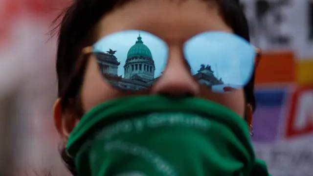 Mujer argentina a favor del aborto